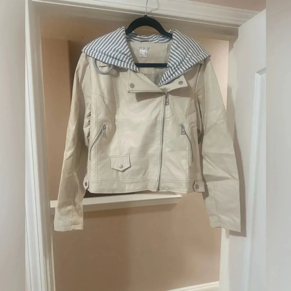 New-VENUS Faux‎ Leather Cream Moto Jacket Hoodie Gray White Striped. Size Large.